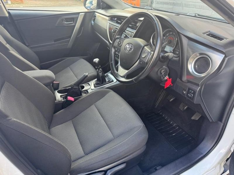 TOYOTA AURIS