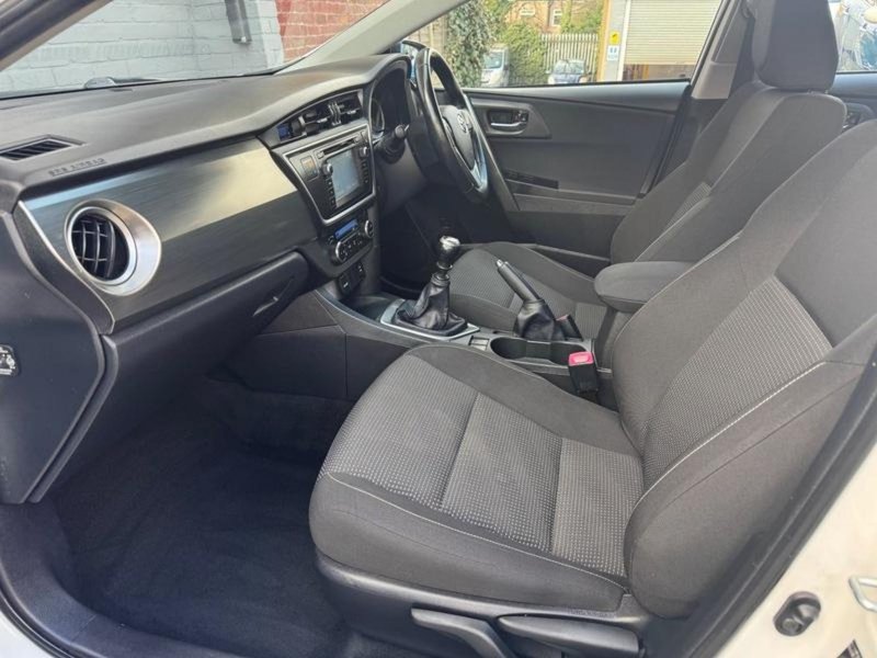 TOYOTA AURIS