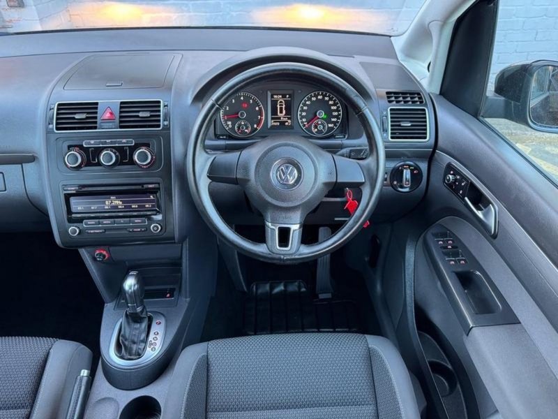 VOLKSWAGEN TOURAN